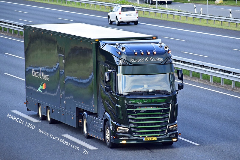 _DSC8105 Roubos & Roubos-crop-DAF XG.JPG