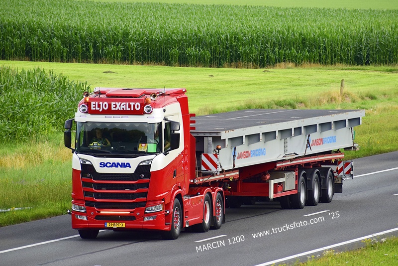 _DSC1069 ELJO EXALTO-crop-SCANIA S V8.JPG