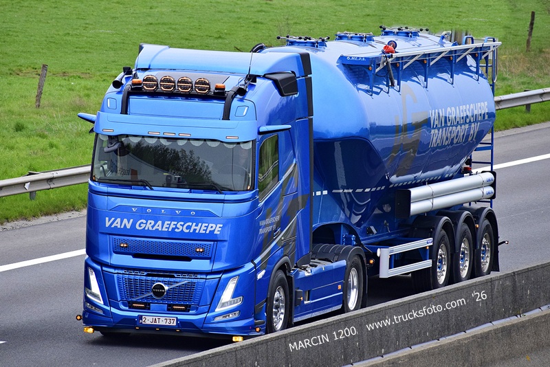 _DSC4653 VAN GRAEFSCHEPE-crop-VOLVO FH AERO.JPG